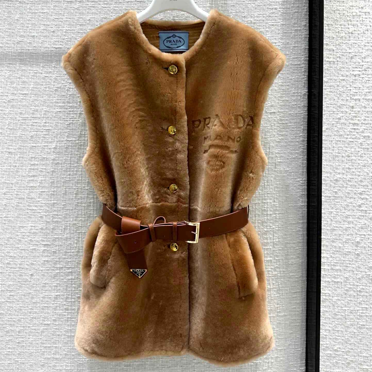 Áo khoác lông cổ tròn sát nách hiệu Prada siêu cấp