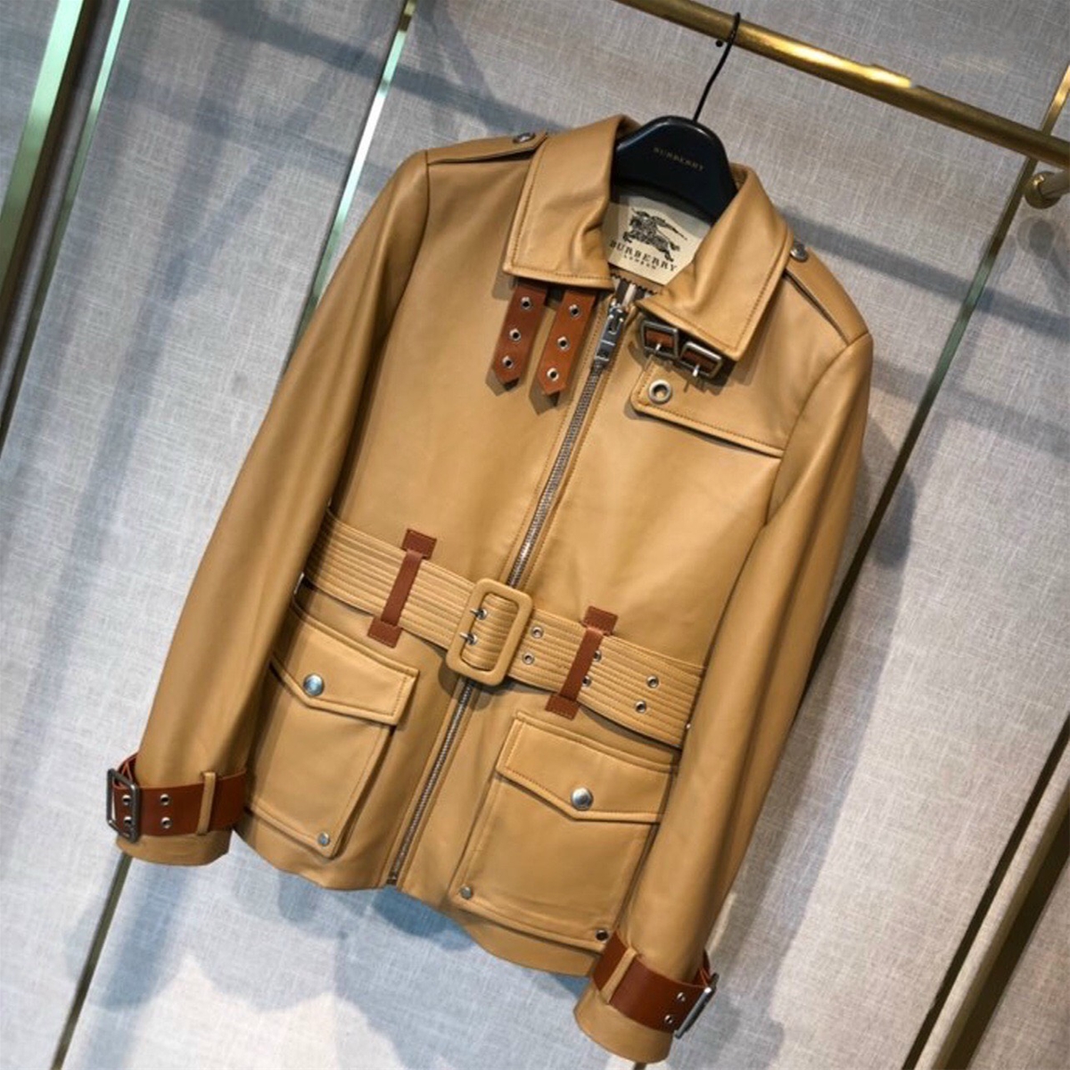 Áo da hiệu thắt đai Burberry vàng bò cao cấp