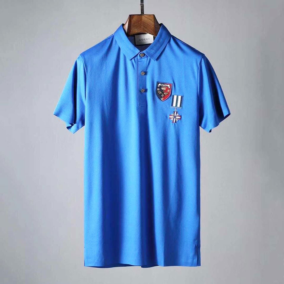 Áo phông nam 2 màu gắn huy hiệu Gucci cao cấp