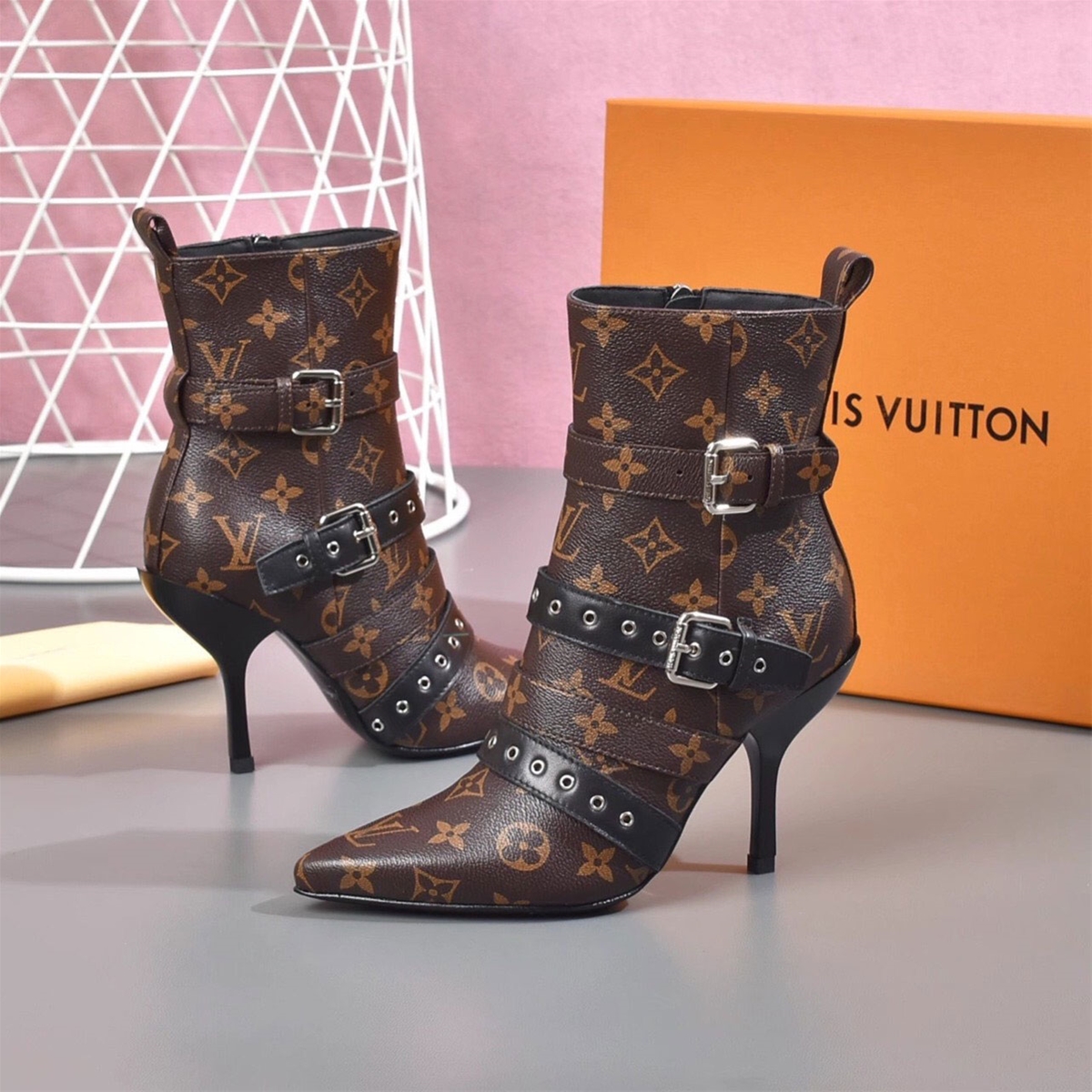 Bốt da hiệu hoa nâu Louis Vuittion mỗi nhọn 