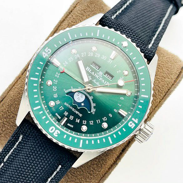 Đồng hồ mặt tròn quai da hiệu Blancpain siêu cấp