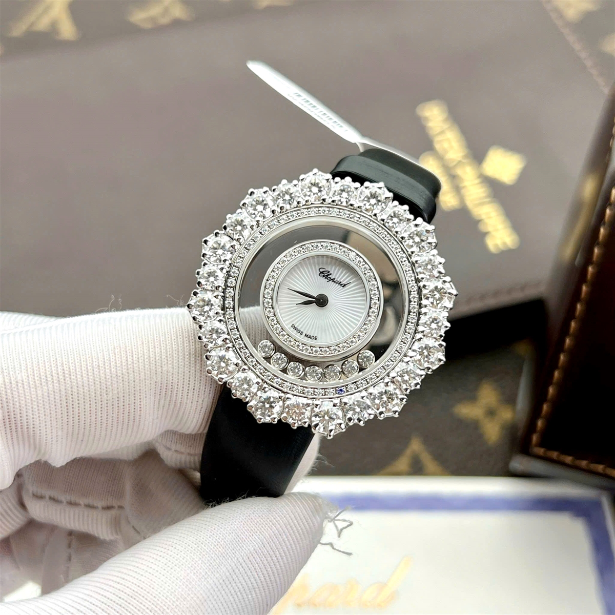 Đồng hồ Chopard mặt trắng viền đá dây đen cao cấp