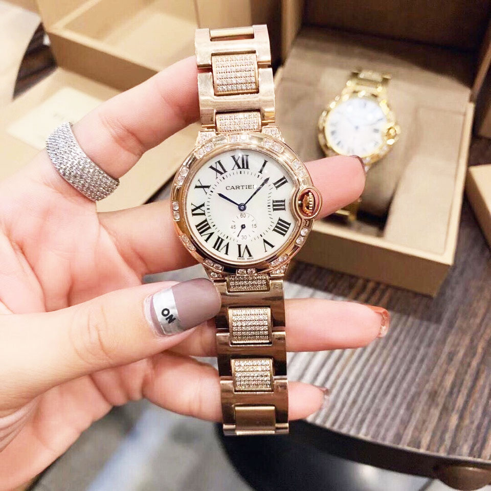 Đồng hồ nữ mặt tròn hiệu Cartier gắn đá sang trọng