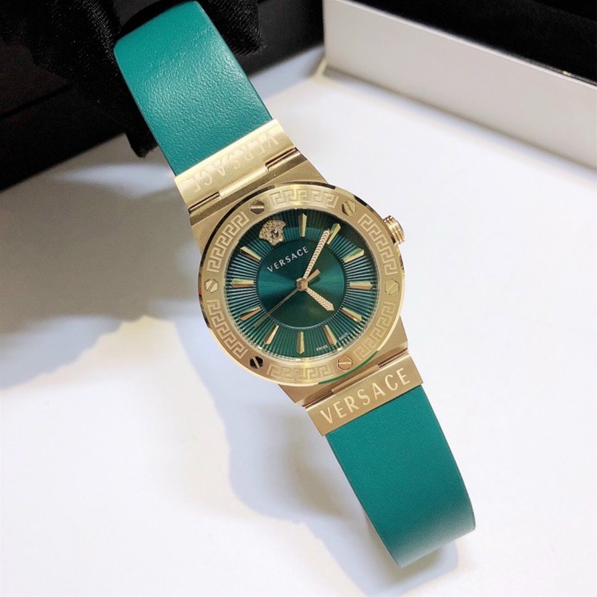 Đồng hồ nữ  Versace dây da mặt vàng siêu cấp