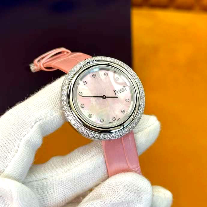 Đồng hồ mặt tròn viền đá mặt saphia Piaget likeauth