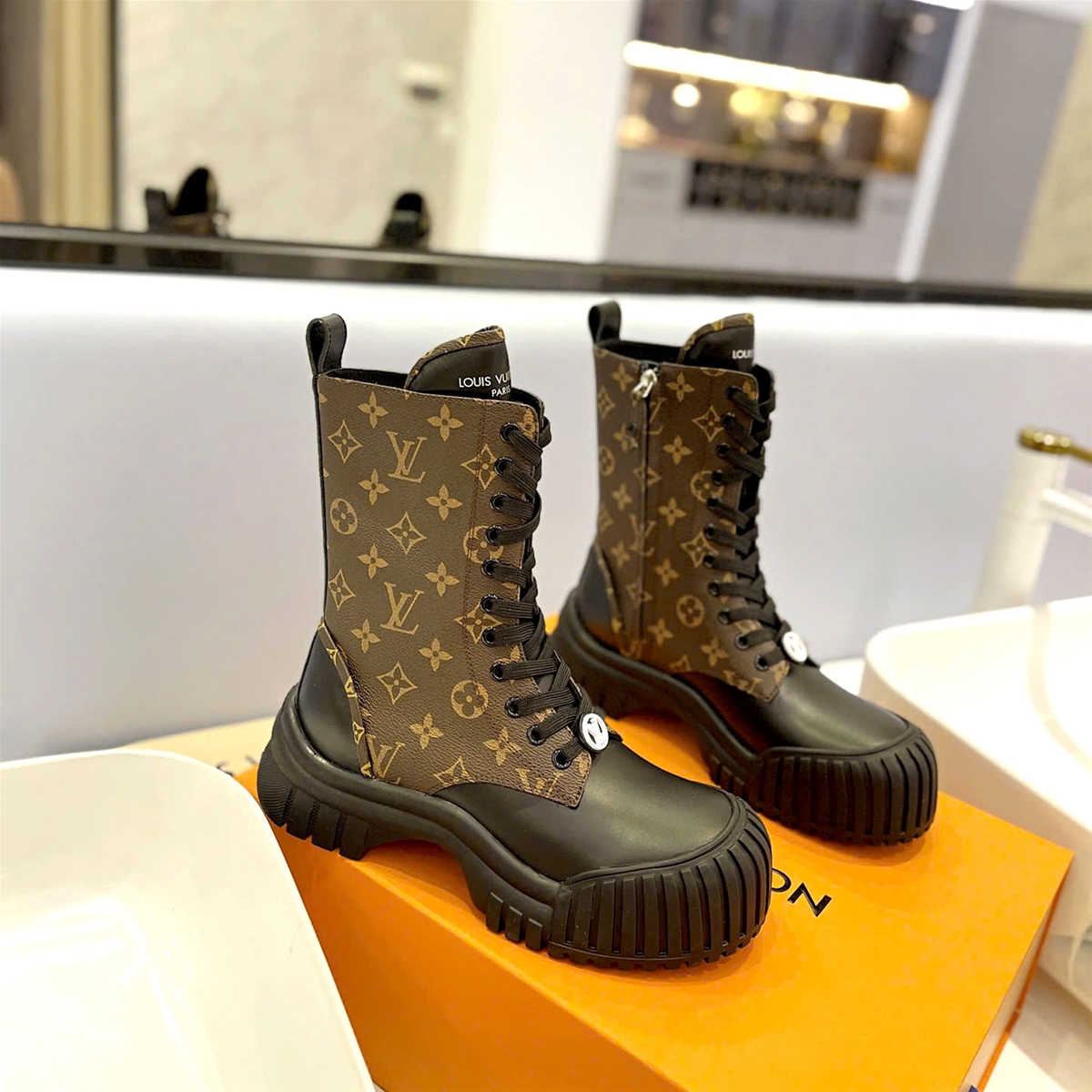 Giày cao cổ buộc dây Louis Vuitton siêu cấp