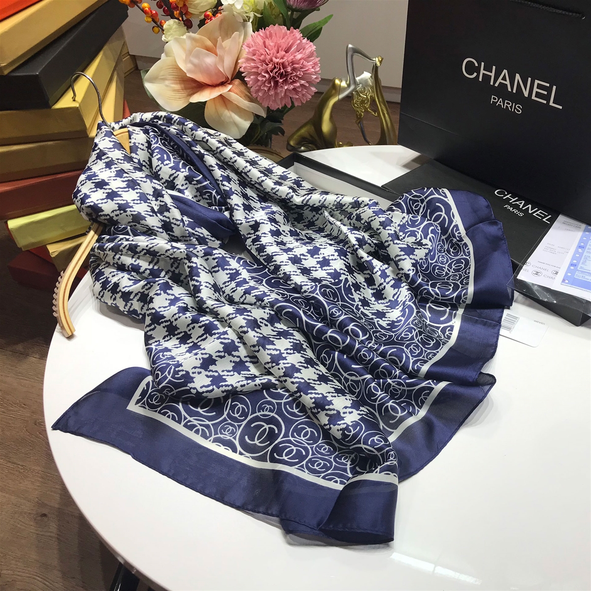Khăn hiệu Chanel lụa phối màu đẹp mắt