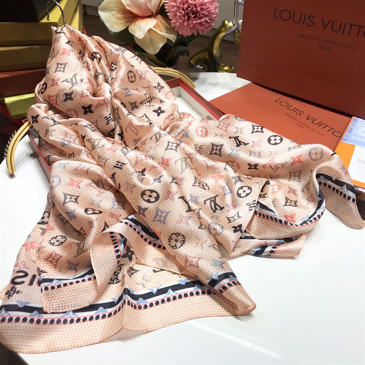 Khăn hiệu Louis Vuitton chữ đủ màu sắc