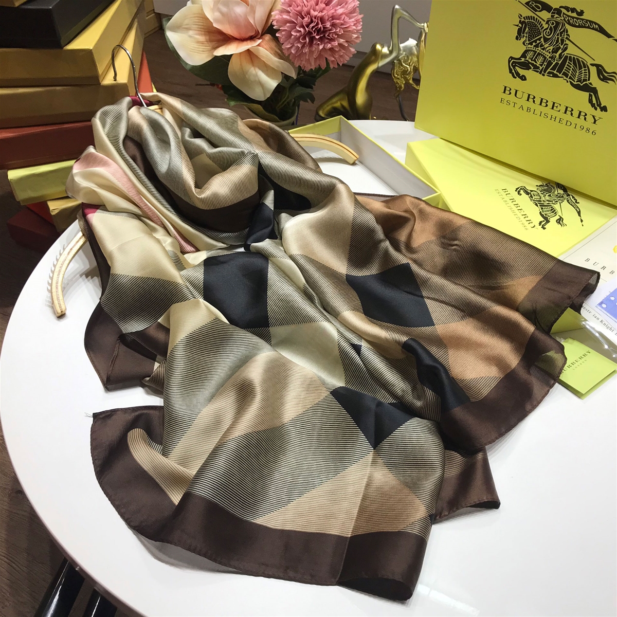 Khăn lụa hiệu Burberry phối màu sang trọng cao cấp