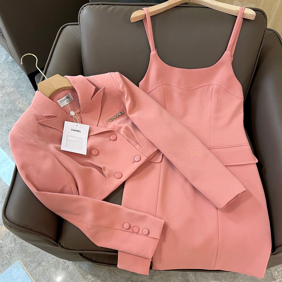 Set váy 2 dây kèm khoác lửng hiệu Gucci 
