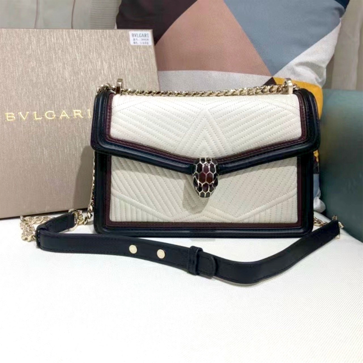 Túi xách Bvlgari viền đen đầu rắn siêu cấp