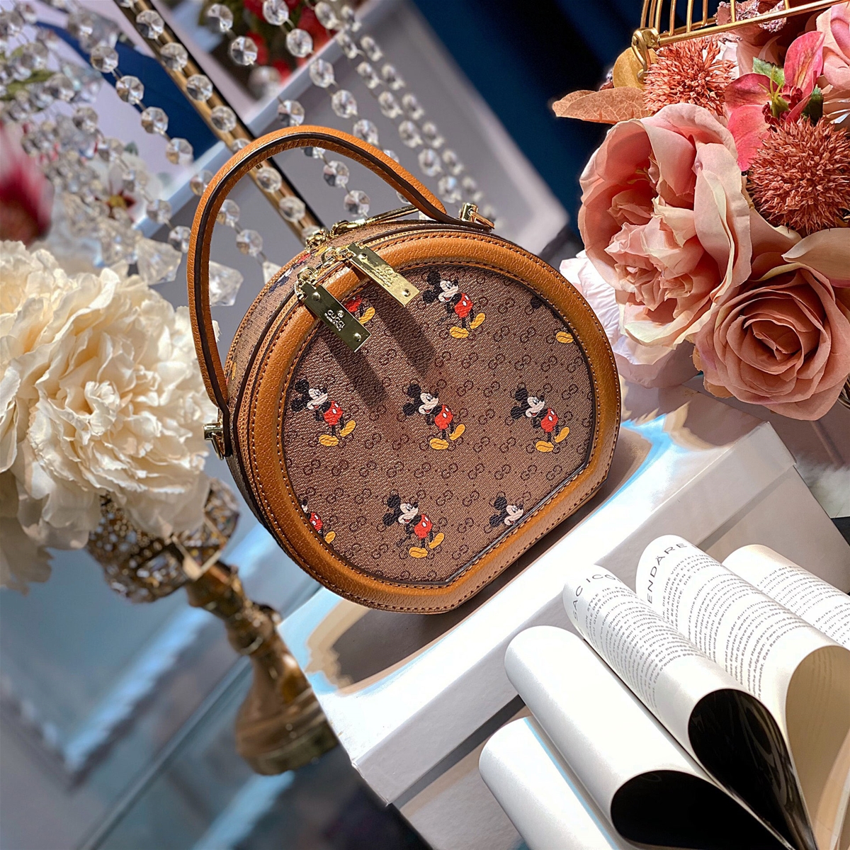 Túi cốp tròn Gucci họa tiết Mickey viền da bò