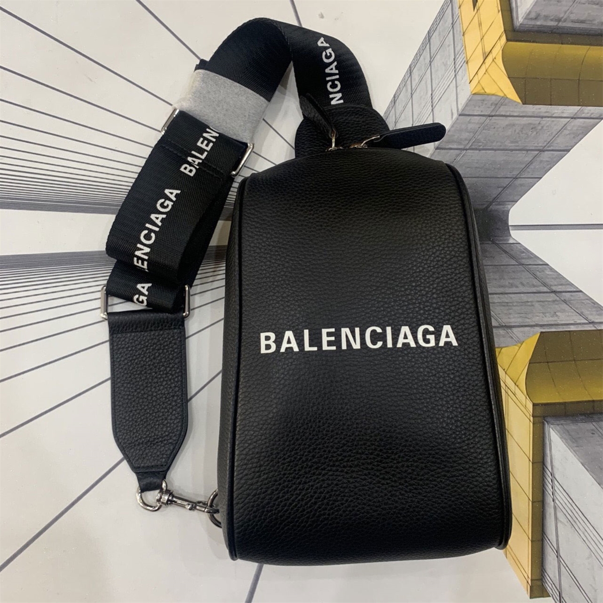 Túi xách đeo chéo da mịn Balenciaga super