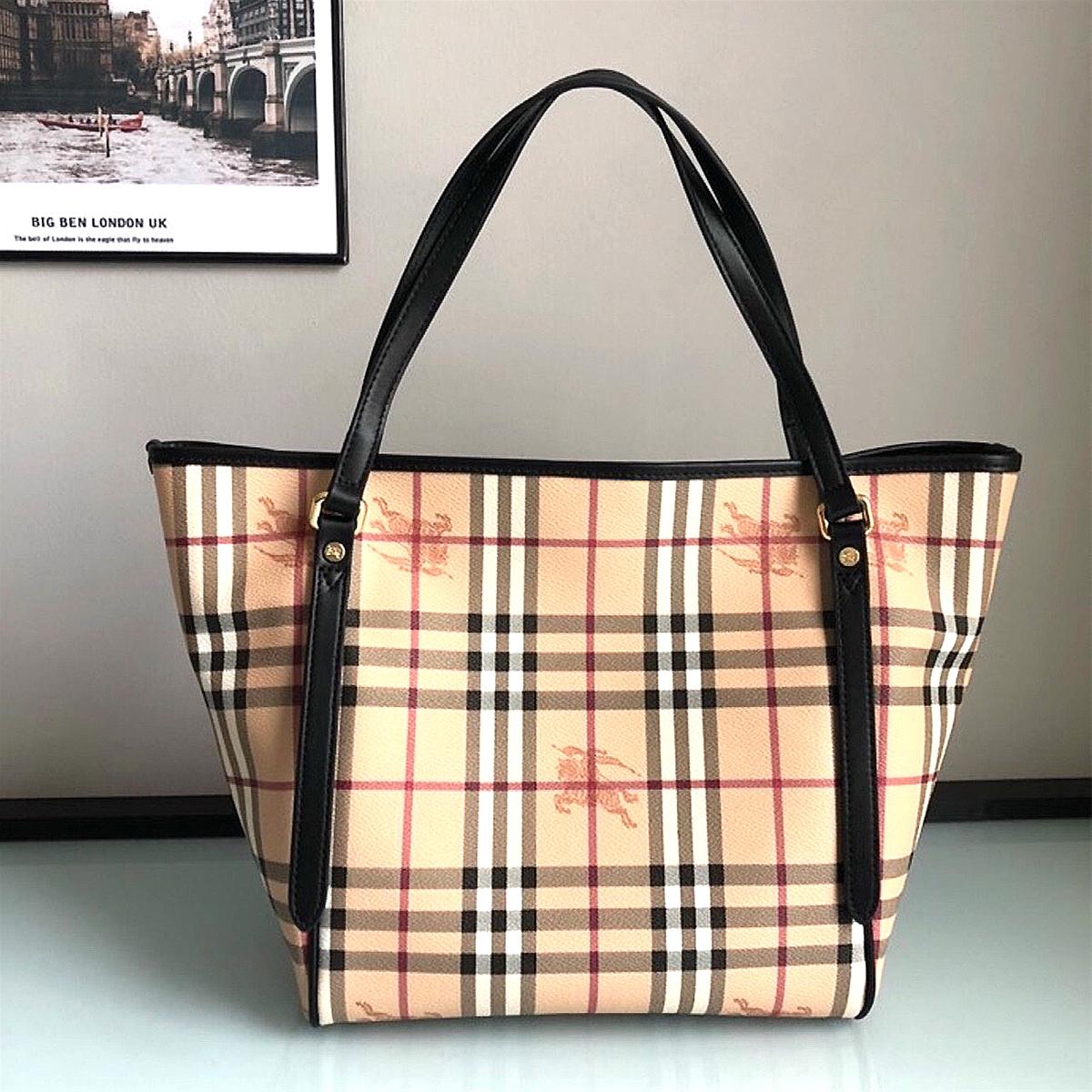 Túi xách Burberry hoa tiết ngựa neverfull viền đen