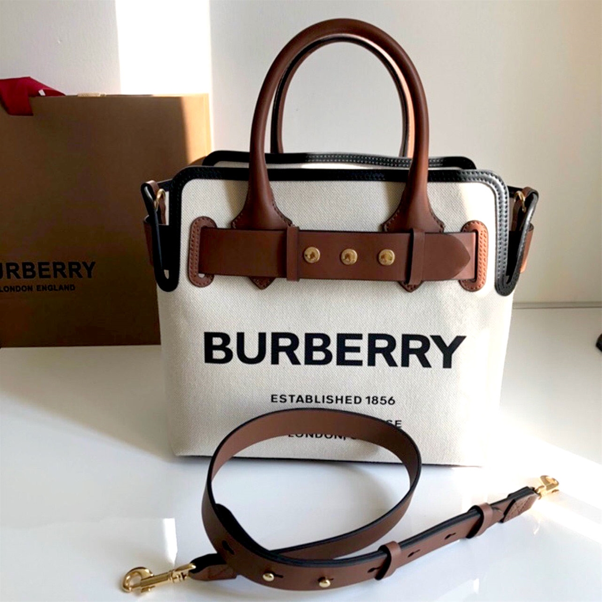 Túi xách pha nâu hiệu Burberry siêu cấp