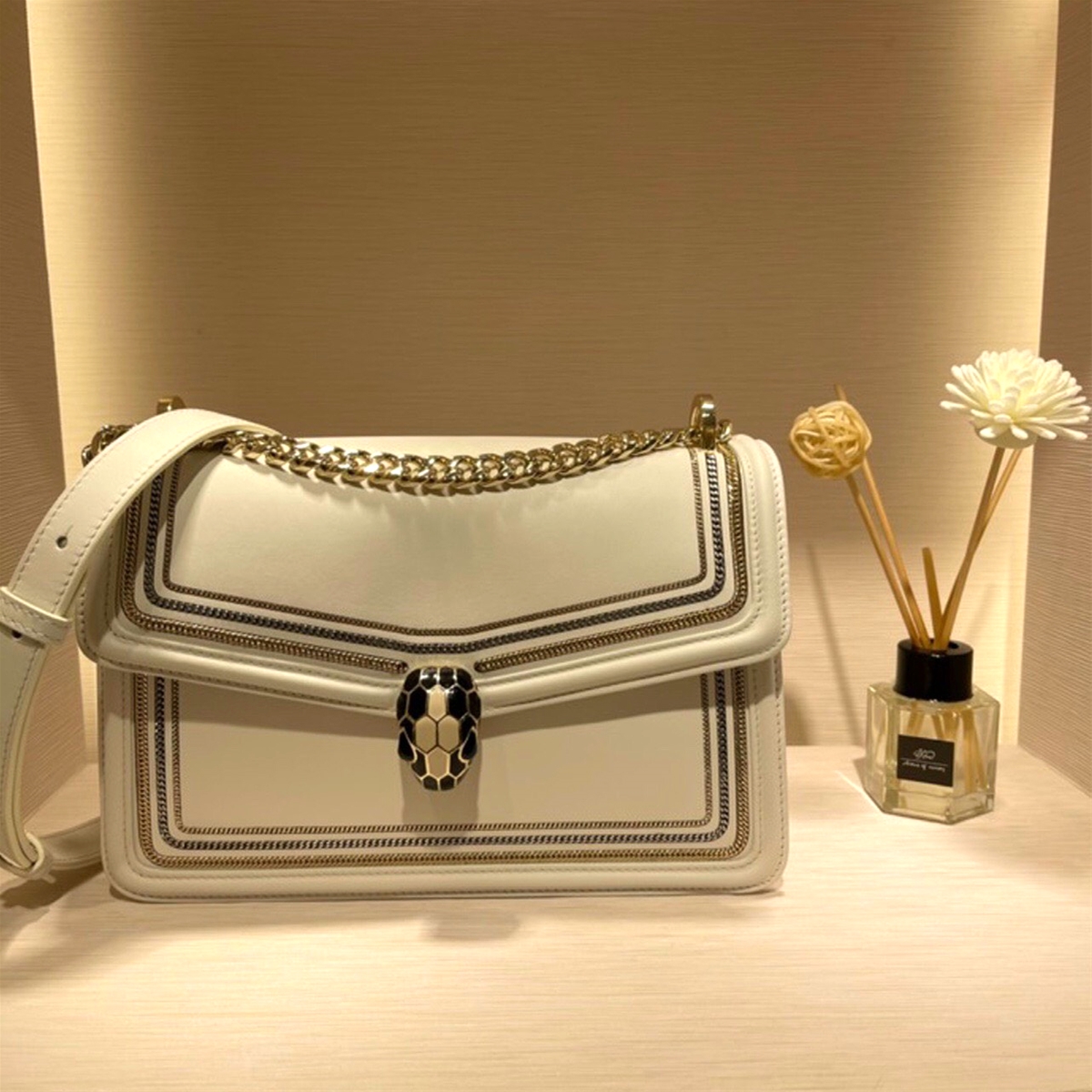 Túi xách viền màu hiệu Bvlgari đầu rắn da mềm siêu cấp
