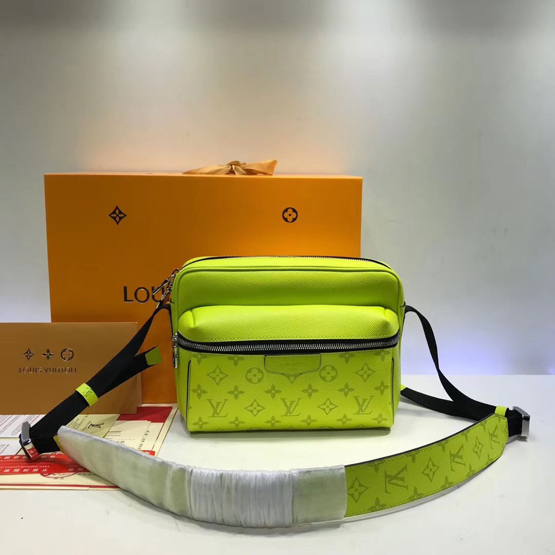 Túi xách nam kéo khóa hiệu Louis Vuitton siêu cấp