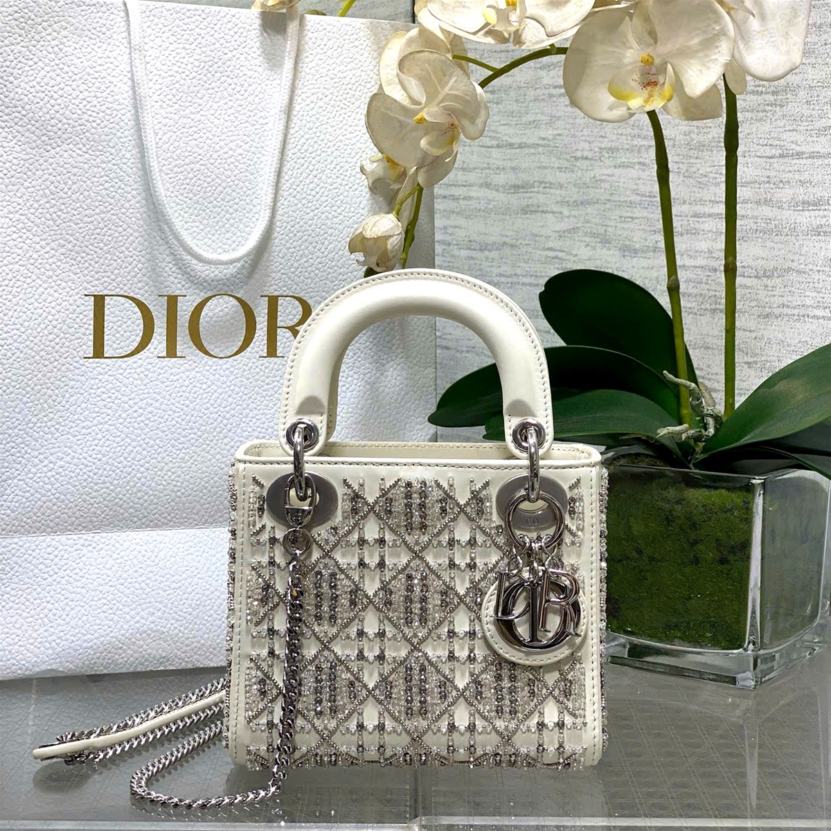 Túi xách Dior đính cườm khóa trắng da mềm VIP