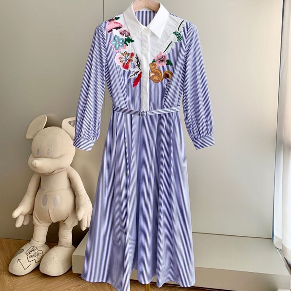 Váy kẻ tăm nhỏ dáng xòe cổ thêu hoa Dior cao cấp
