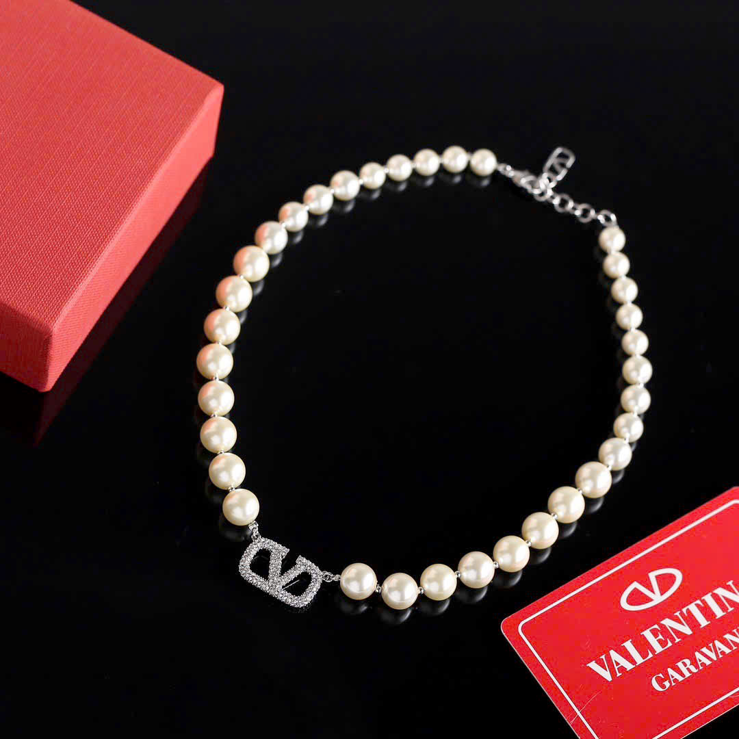 Vòng cổ Valentino mặt logo đính đá hạt ngọc cao cấp 