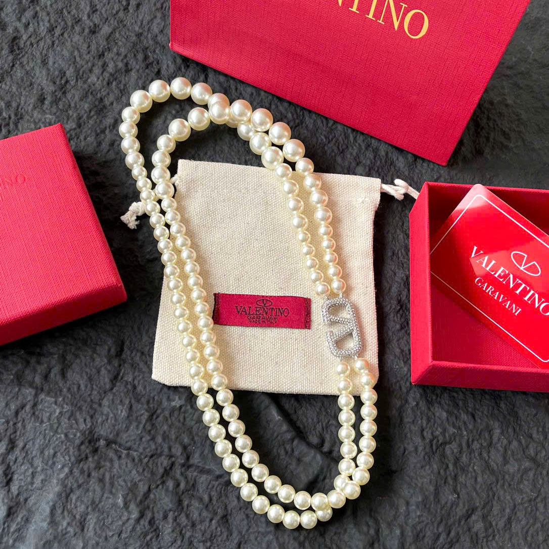 Vòng cổ Valentino dài hạt ngọc logo nạm đá siêu cấp