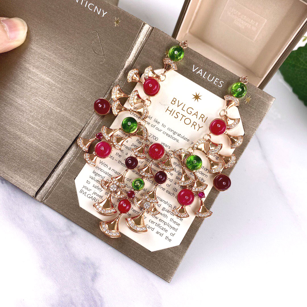 Vòng đeo cổ đính ngọc 2 màu xanh hồng hiệu Bvlgari