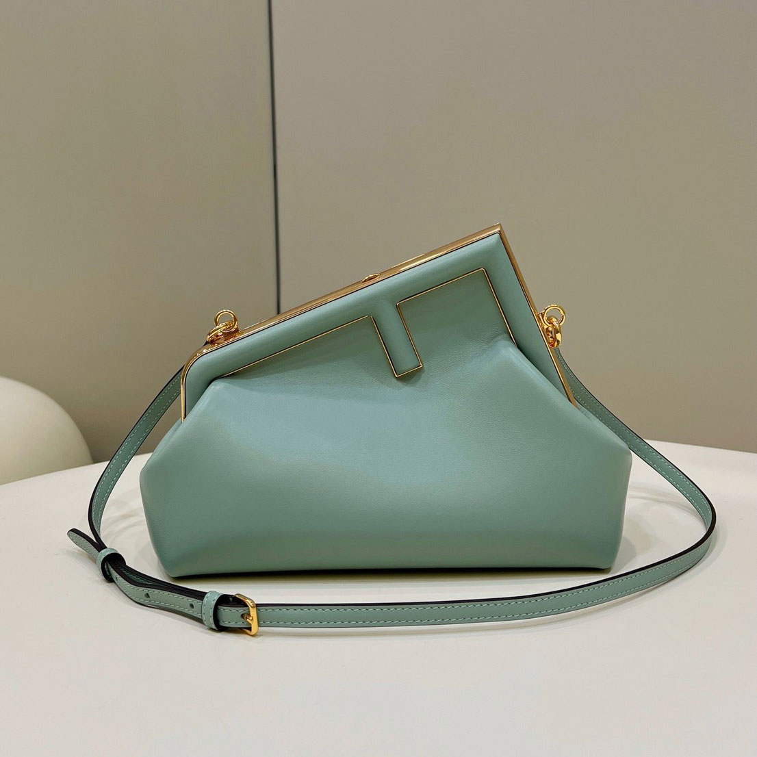 Túi xách nữ da trơn mềm 2 màu hiệu Fendi siêu cấp